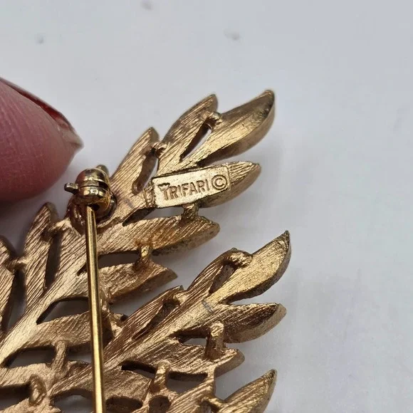 Trifari Gold Leaf Branch‎ Brooch Pin Vintage Estate Jewelry Elegant Accessory